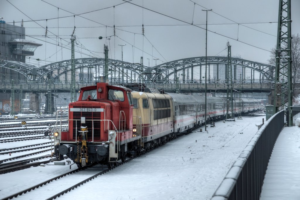 363 840 beim bereitstellen von 103 245 am 28.01.12 in Mnchen Hbf