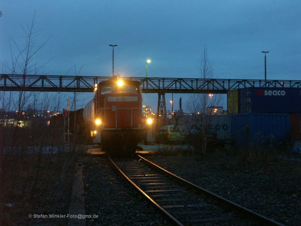 363651 rangiert am Morgen des 9.12.2009 um ca. 7.30 ber die Zufahrt zum Containerterminal Hof (rechts). Hinten der altbekannte Luftsteg. Bedient wurde die dahinter liegende Ladestrae, wo u.a. noch Holz verladen wird.