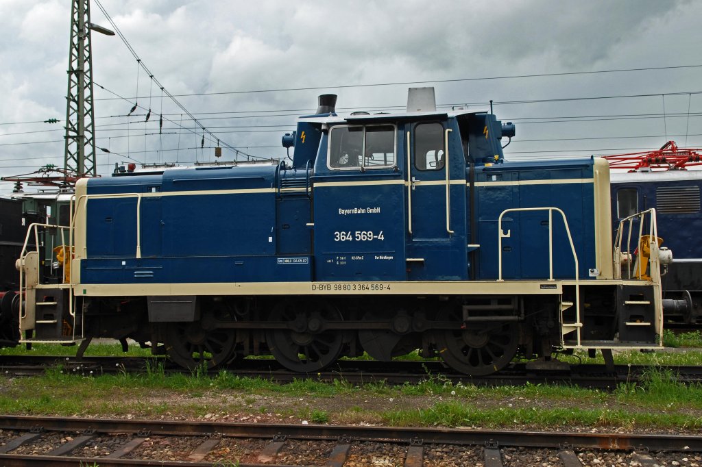 364 569-4 der Bayernbahn im Bw Nördlingen (Bayerisches Eisenbahnmuseum) am 17.05.2008.

Hersteller: Krupp
Fabriknummer: 3992
Abnahmedatum: 
Erst-Bw: Hagen-Eckesey
Umbeheimatungen: Oberhausen ,Frankfurt (Main) 2, Kassel, Mainz-Bischofsheim (Abstellung)
Heimat-Bw z.Z.d. Aufnahme: Nördlingen
ursprüngl. Fahrzeugnr.: V 60 569
UIC-Nr.: 98 80 3364 569-4 D-BYB
Betreibernr. z.Z.d. Aufnahme: 364 569-4
Umzeichnungen: 260 569-9 (01.01.1968), 360 569-8 (), 364 569-4 (24.05.1991)
Eigentümer z.Z.d. Aufnahme: BayernBahn Betriebsgesellschaft, Nördlingen
z-Stellung (DB): 10.06.2005
Ausmusterung (DB): 01.09.2006
Radsatzfolge: C
Vmax (km/h): 60
Leistung (kw): 478
Dienstmasse (t): 48
max. Radsatzfahrmasse (t): 16
LüP (mm): 10.450 