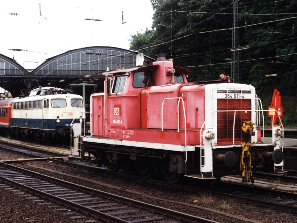 364 611-4 auf Aachen Hauptbahnhof am 13-7-1998. Im Hintergrund ist eine Bgelfalte zu sehen. Bild und scan: Date Jan de Vries. 