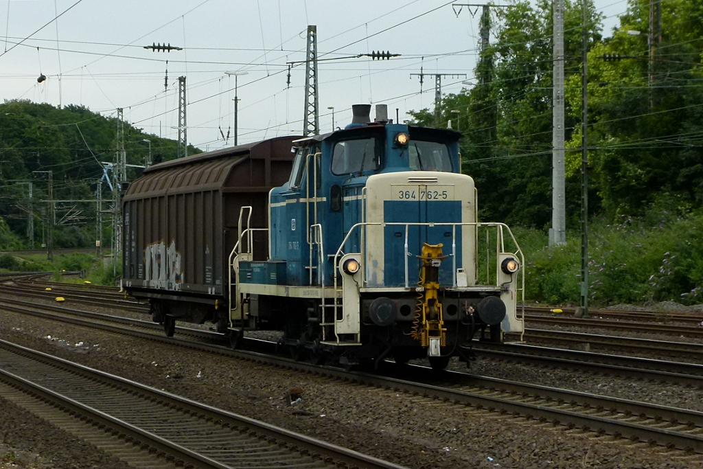 364 762-5 ist mit einem Schiebewandwagen am 02.07.2012 in Kln West