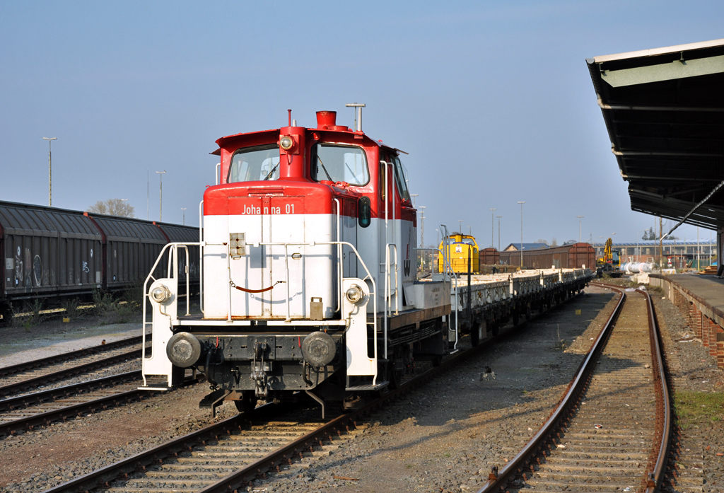 364 847-4  Johanna 01  mit Flachwagen im Bf Euskirchen - 22.04.2013