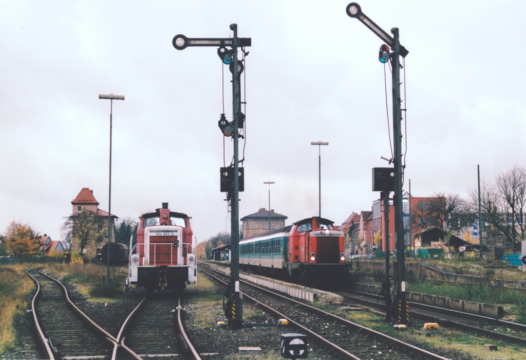 364 862 ist am 6.9.94 mit ihrem bergabezug von Rothenburg nach Steinach schon abfahrbereit. Sie muss aber warten, bis 212 301 mit ihrer Regionalbahn dort angekommen ist und den Streckenblock wieder frei macht.