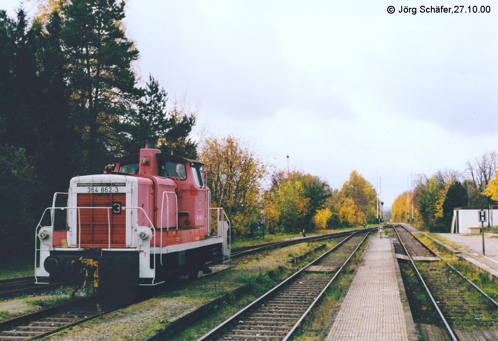 364 862 in Groaufnahme. Im Hintergrund der Bahnbergang der B25, der auf den Fotos 567542 und -43 grer zu sehen ist. (Blick nach Westen am 27.10.00)