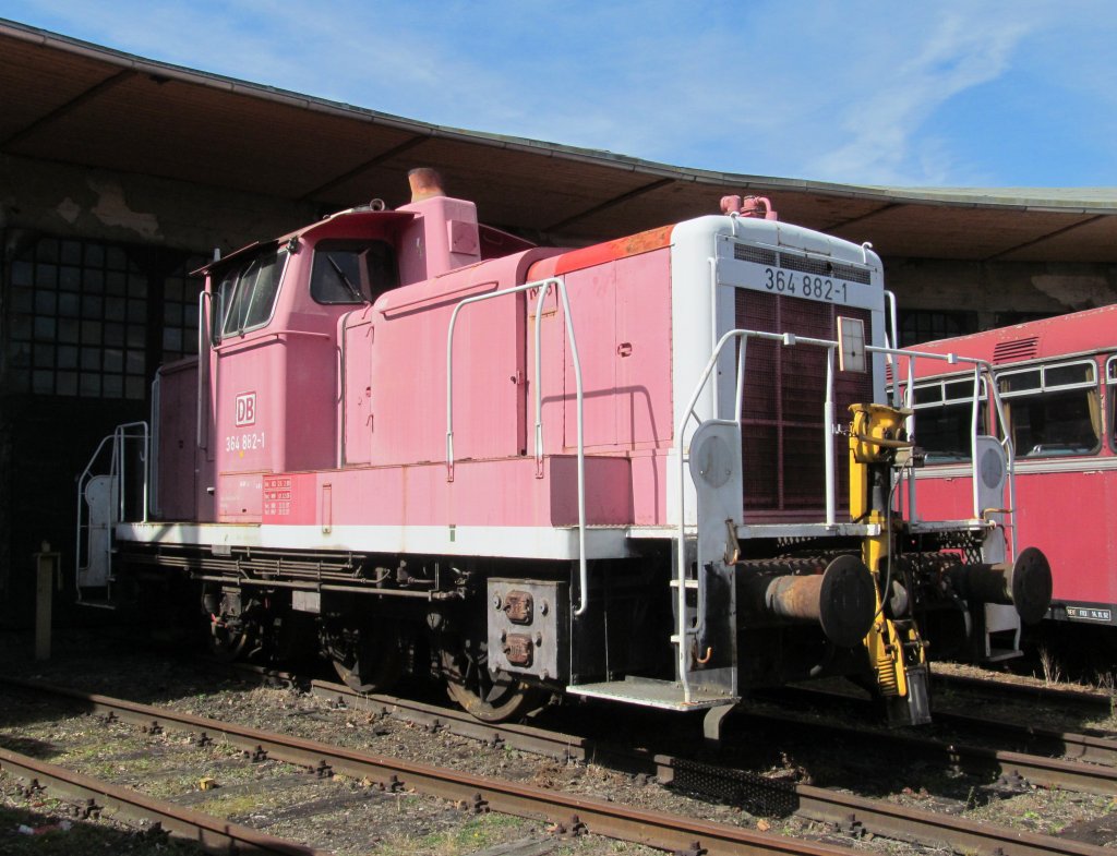 364 882-1 steht am 09. September 2012 im Bw Lichtenfels ausgestellt.