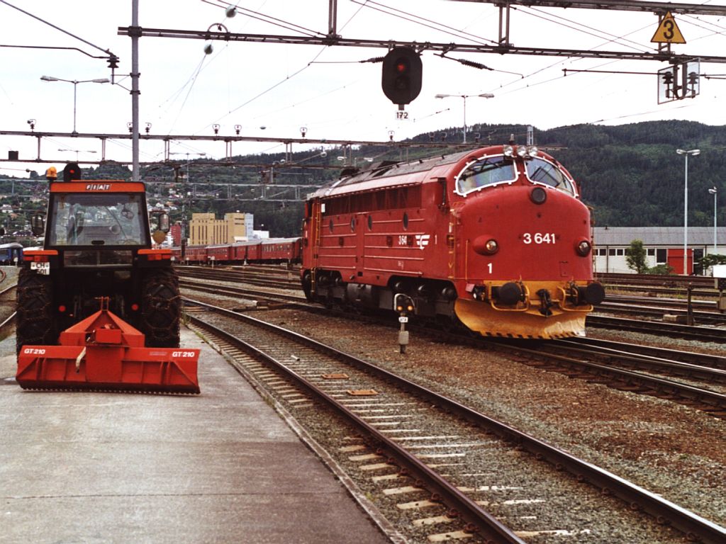 3641 auf Bahnhof Trondheim am 6-7-2000. Bild und scan: Date Jan de Vries.