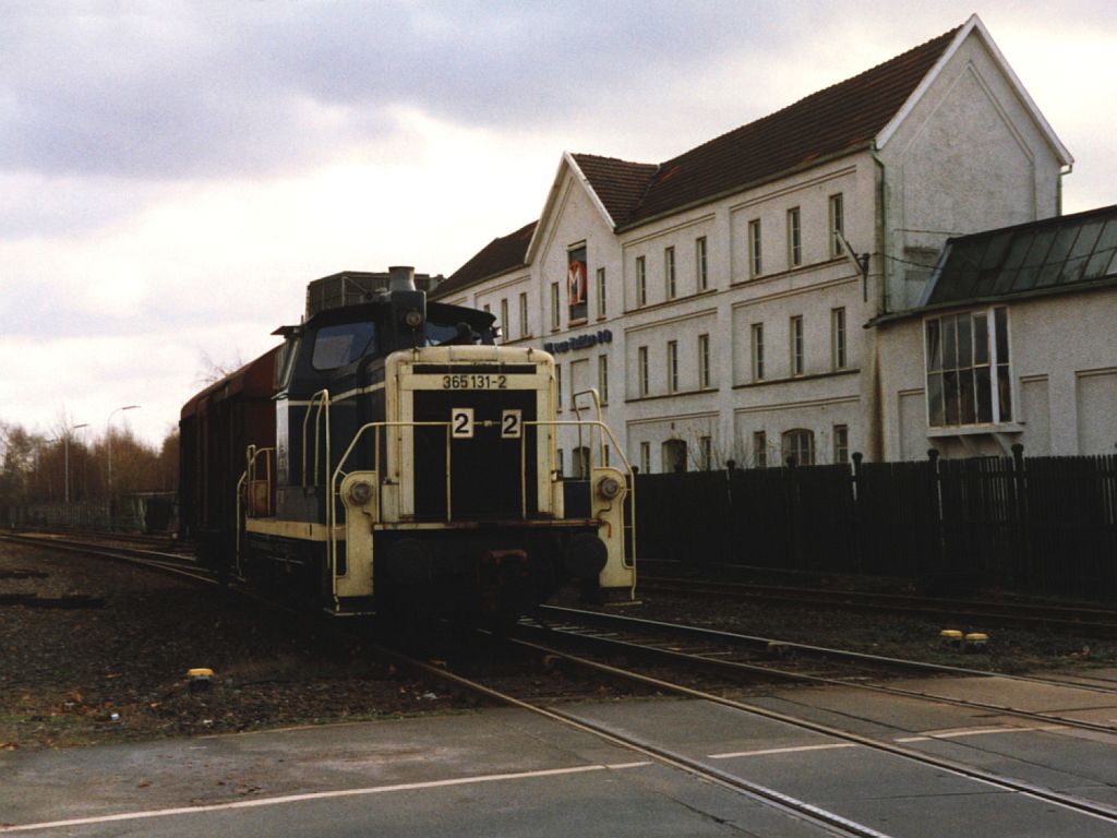 365 131-2 mit einem Gterzug in Gronau am 25-11-1992. Bild und scan: Date Jan de Vries.