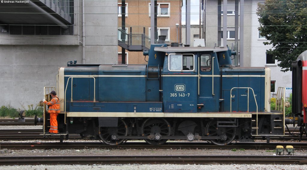 365 143-7 beim rangieren in Ulm Hbf 31.8.12