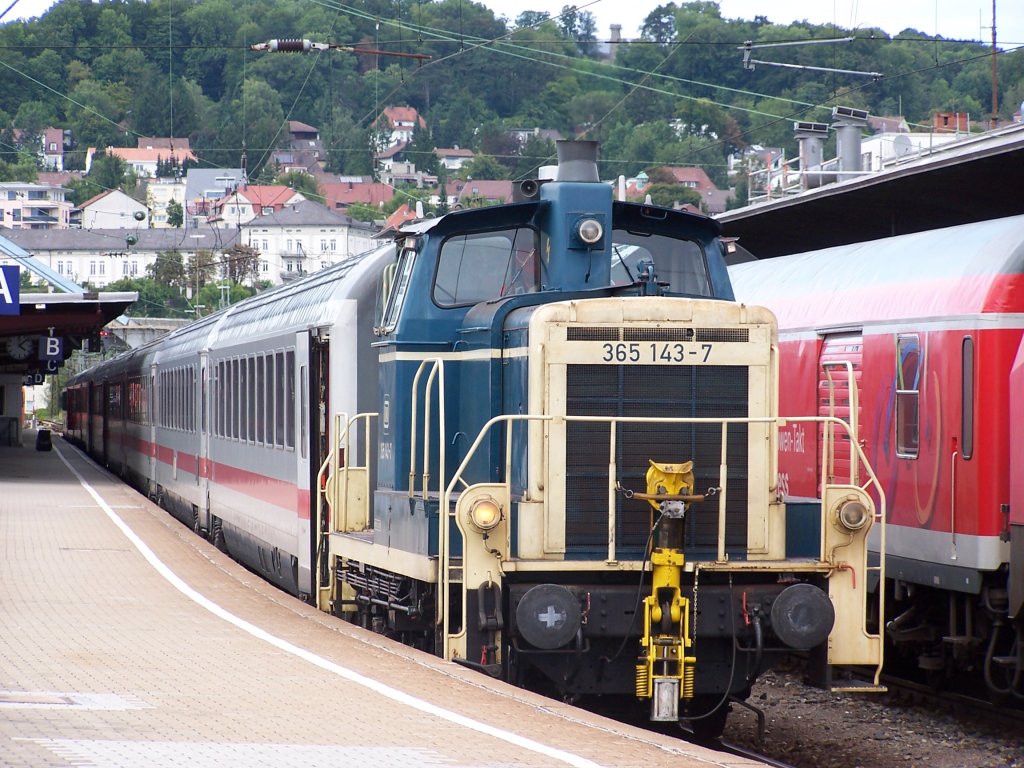 365 143 fhrt die Wagengarnitur des IC 2013 in den Abstellbereich des Ulmer HBF. 29.08.2010