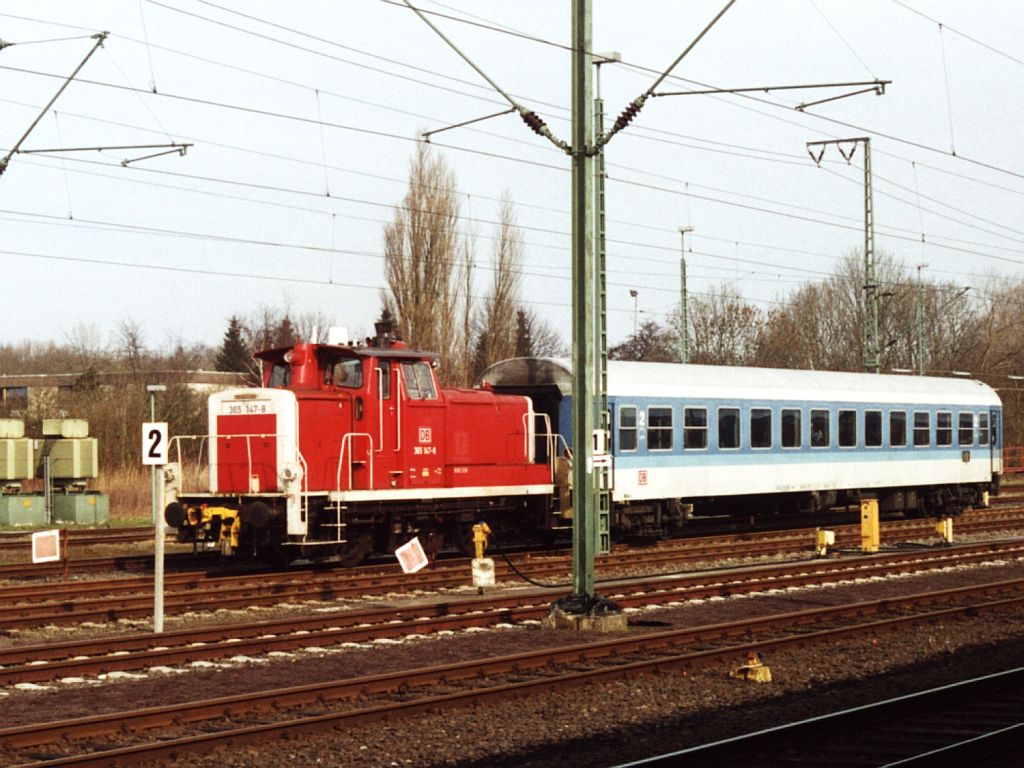365 147-8 auf Emden Hauptbahnhof am 7-4-2001. Bild und scan: Date Jan de Vries.