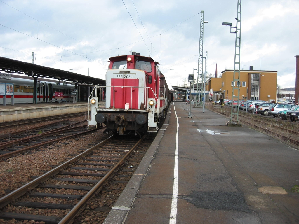 365 202-1 fhrt einem Zug auf Gleis Eins im Homburg (Saar) Hauptbahnhof. 16.1.2004 Foto.