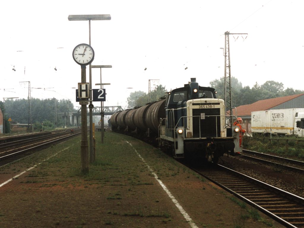 365 438-1 mit eine bergabegterzug auf Bahnhof Salzbergen am 28-9-2001. Bild und scan: Date Jan de Vries. 