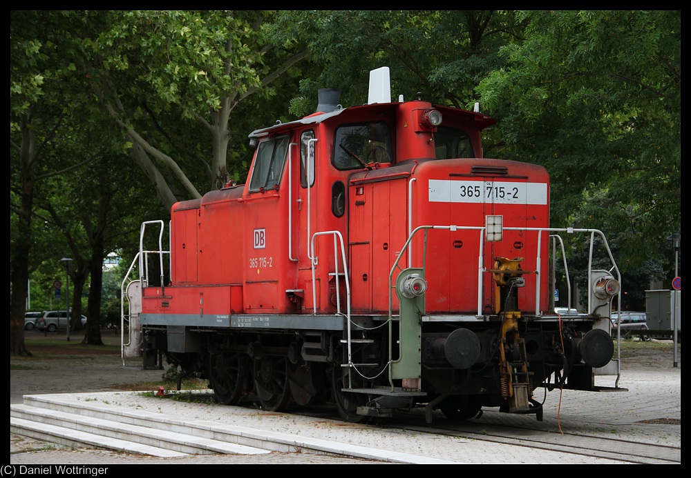365 715 steht in Mannheim vor dem Landesmuseum fr Arbeitslose Technik hhh neuderdings dem Technoseum (ehemals Landesmuseum fr Technik und Arbeit). Hier fristen noch andere schtzchen ihr darsein - 18 316, 202 004 und die Meterspurige Dampflok 56 der OEG.
