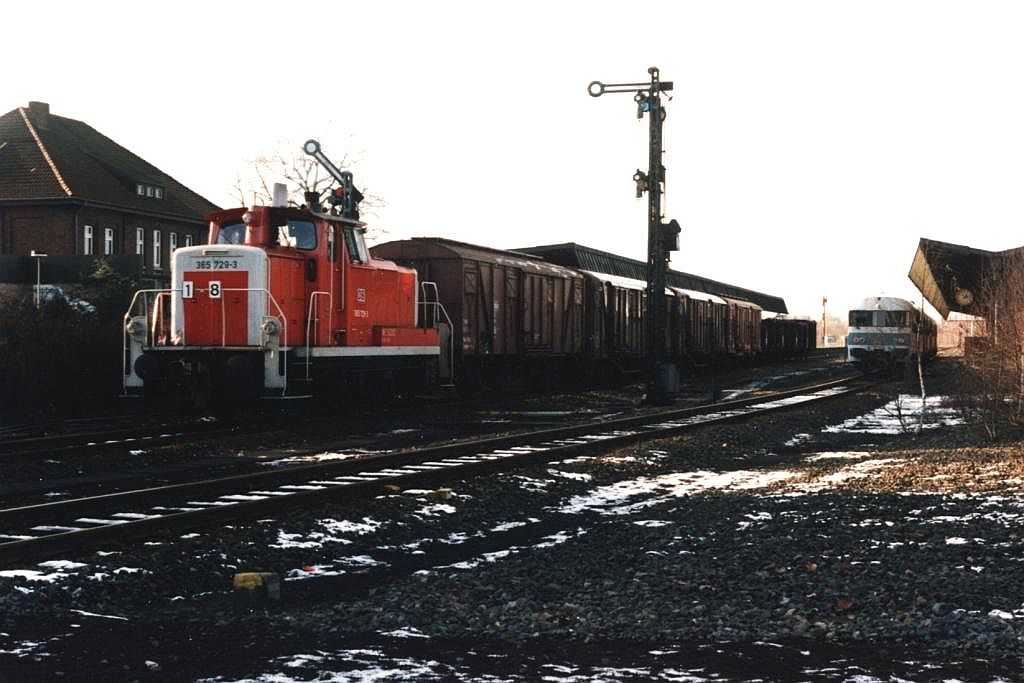 365 729-3 mit Gterzug (Ahaus-)Gronau-Wanne Eickel auf Bahnhof Gronau am 3-1-1995. Bild und scan: Date Jan de Vries.