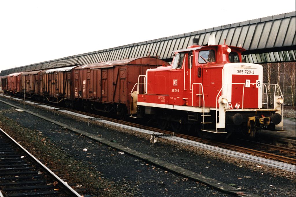 365 729-3 mit Gterzug (Ahaus-)Gronau-Wanne Eickel auf Bahnhof Gronau am 3-1-1995. Bild und scan: Date Jan de Vries.