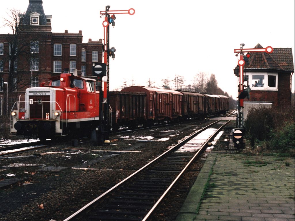365 729-3 mit bergabegterzug Wanne-Eickel-Gronau auf Bahnhof Gronau am 03-01-1995. Bild und scan: Date Jan de Vries.