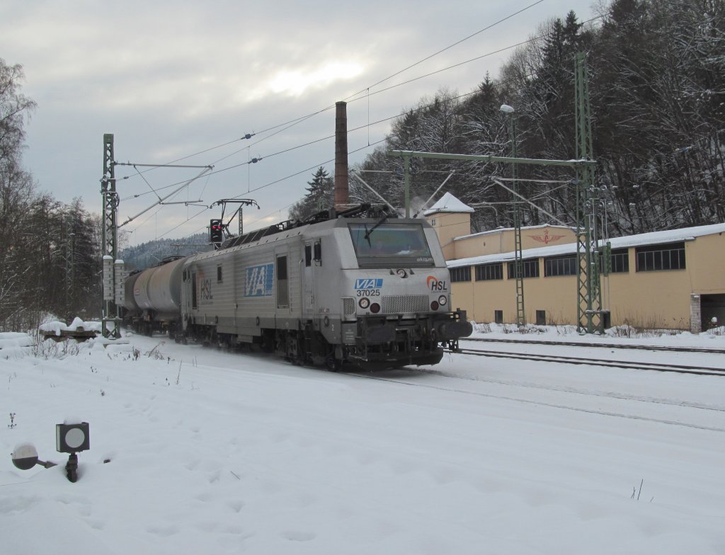 37 025 von HSL / Via zieht am 13. Dezember 2012 einen Kesselzug in den Kronacher Bahnhof.