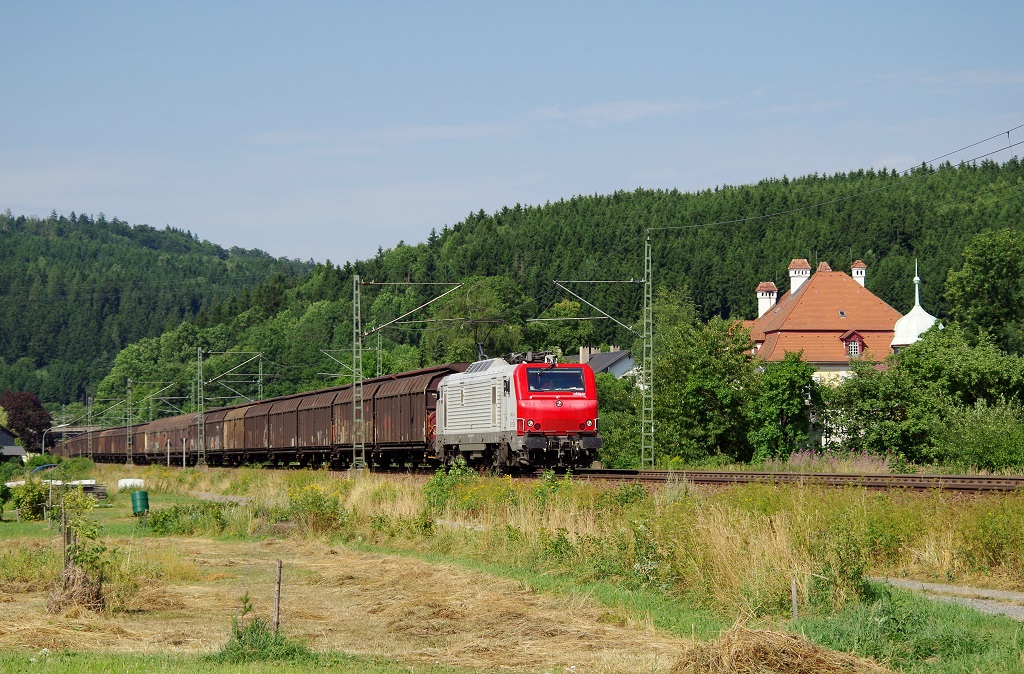 37 531 Captrain mit H-Wagenzug aus Steinbach am Wald nach Forbach am 28.07.2013 in Rothenkirchen gen Kronach. 