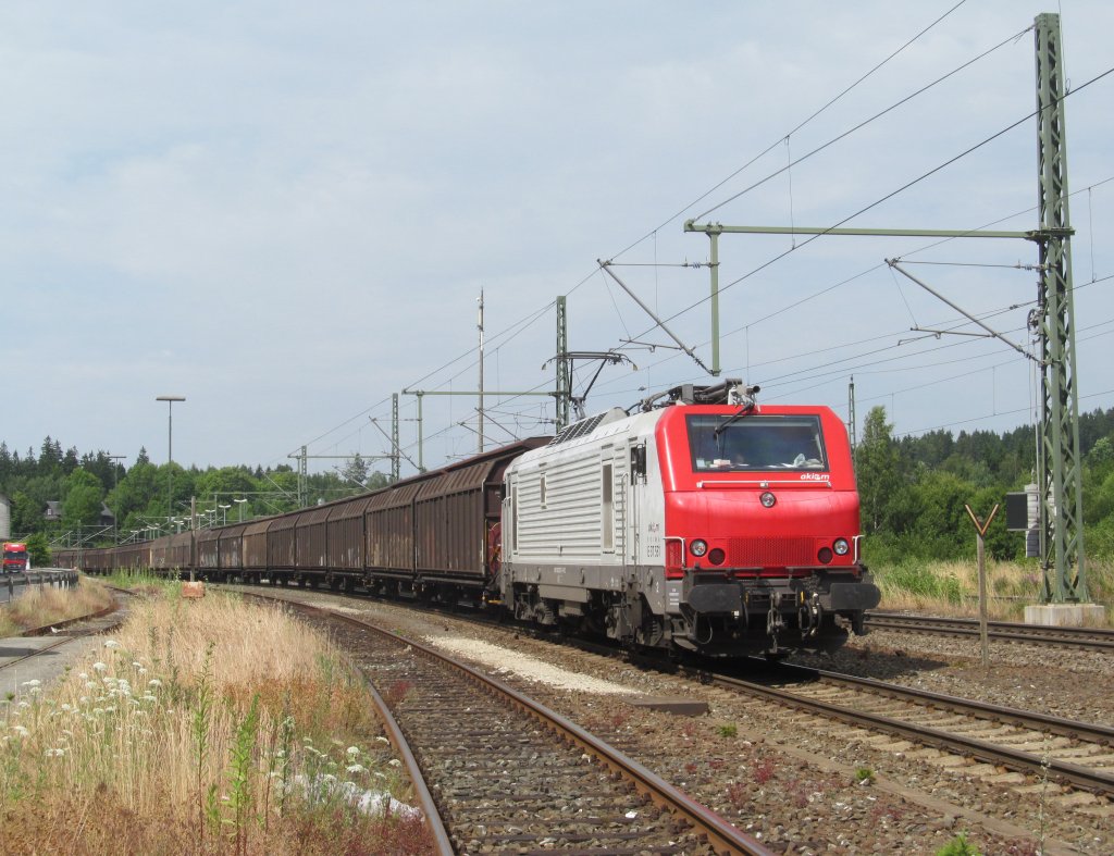 37 531 steht am 28. Juli 2013 mit einem H-Wagenzug im Bahnhof Steinbach am Wald.