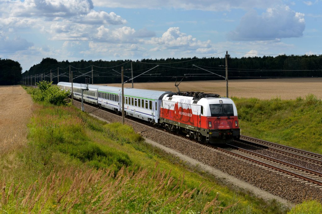 370 001  EM-Polen mit EC 45 von Berlin nach Warschau am 22.07.2012 unterwegs bei Frankfurt-Rosengarten.