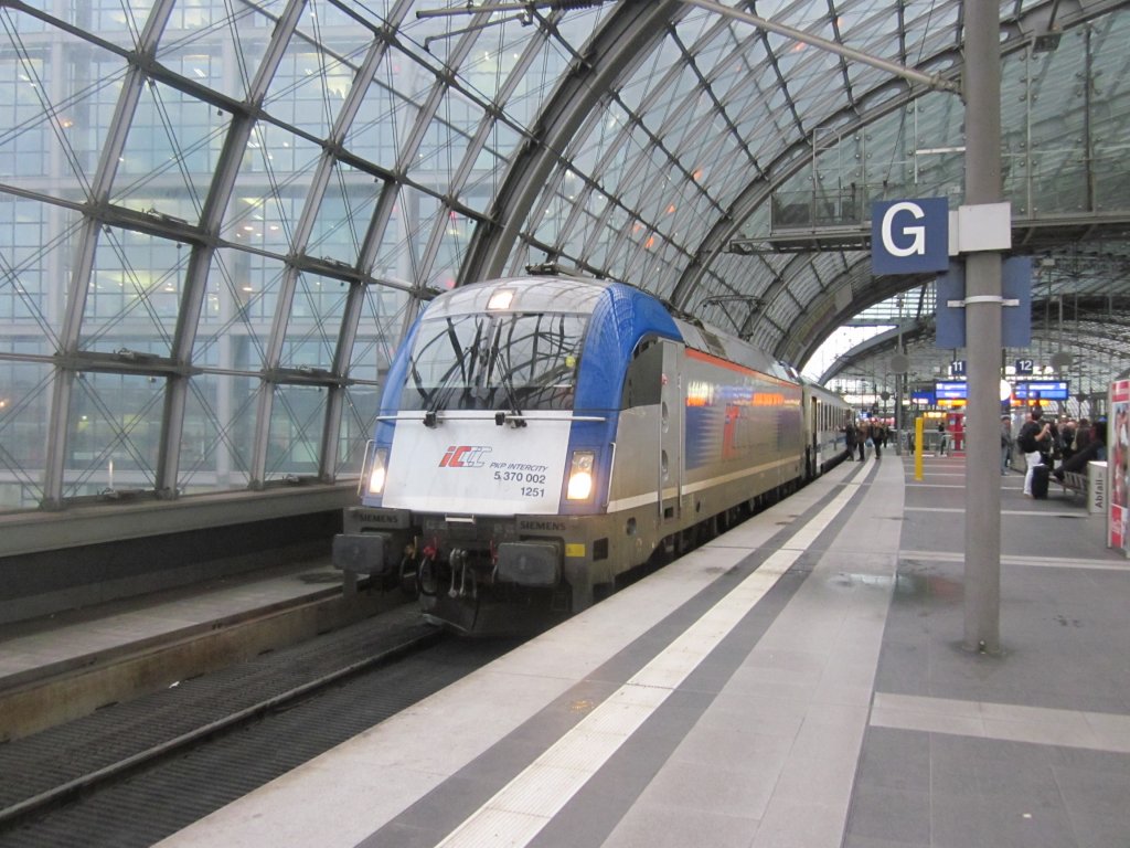 370 002 in Berlin Hbf am 2.1.12