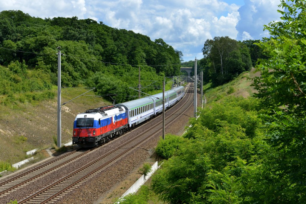 370 002  EM-Russland  mit EC 54 von Gdynia nach Berlin am 22.07.2012 unterwegs bei Frankfurt-Rosengarten.