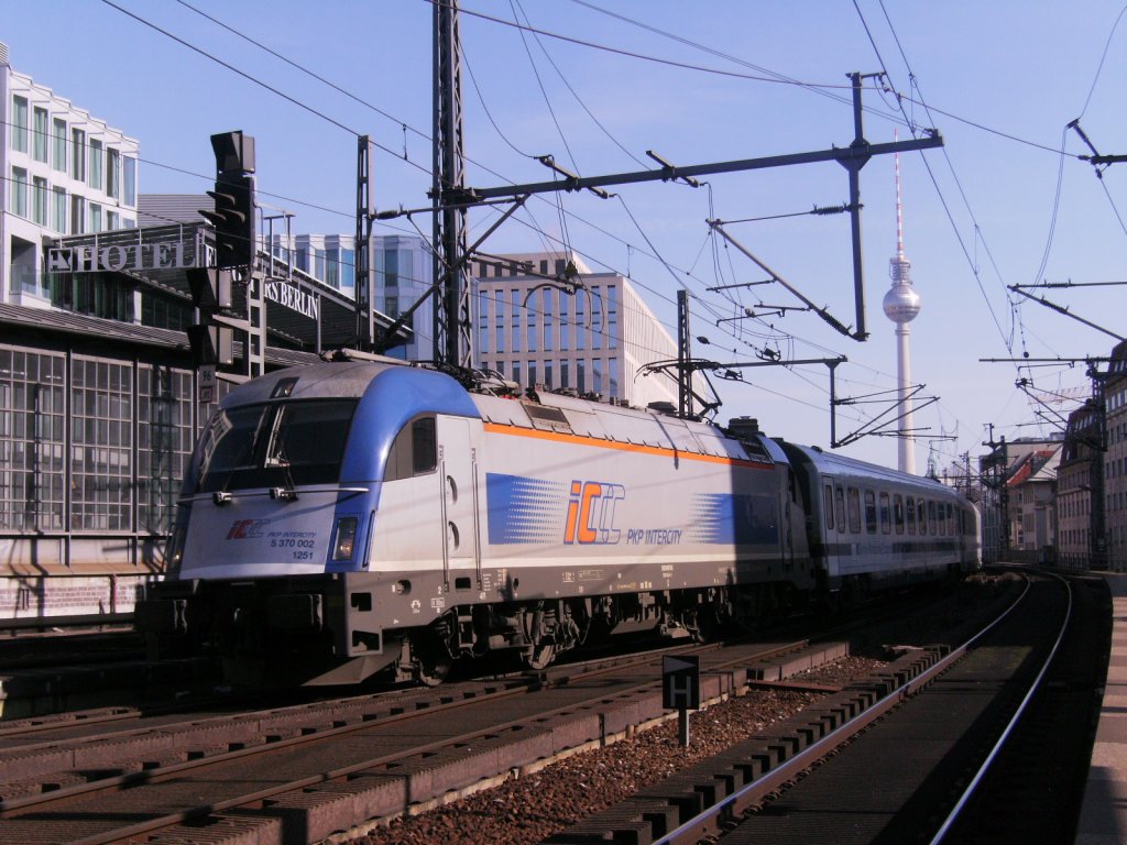 370 002 fhrt am 05.03.2012 durch den Bahnhof Berlin Friedrichstrae.