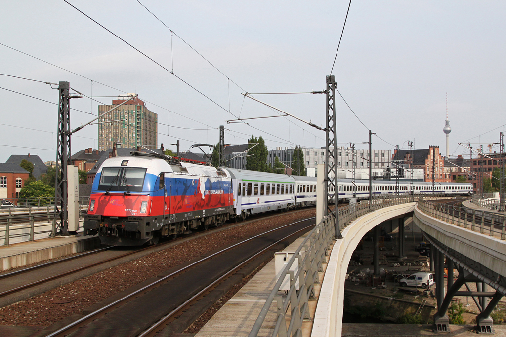 370 002 mit EC 44 am 21.08.2012 bei der Einfahrt in Berlin Hbf.