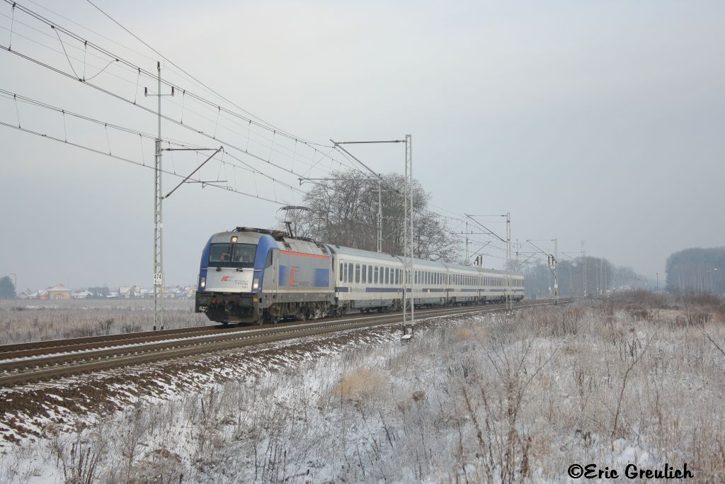 370 002 mit einem EC von Warschau nach Berlin zwischen Kunowice und Slubice am 08.12.2012.