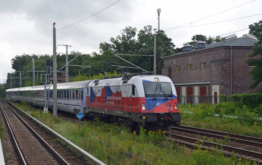 370 006 zog den EC 54 am 14.07.12 durch Rahnsdorf Richtung Berlin.