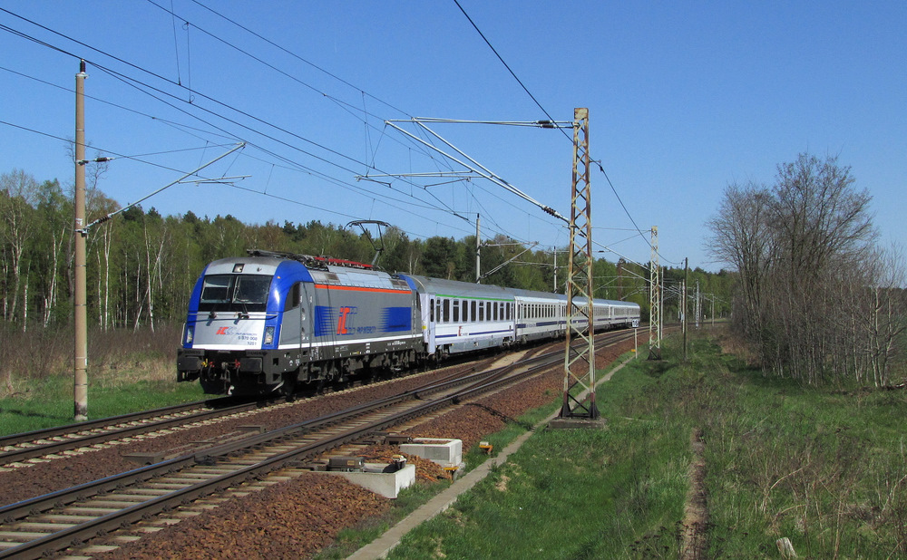 370 008 durchf�hrt Pillgram mit dem EC44  Berlin-Warschau-Express  von Warschau nach Berlin Hbf. 20.04.2011 




 
