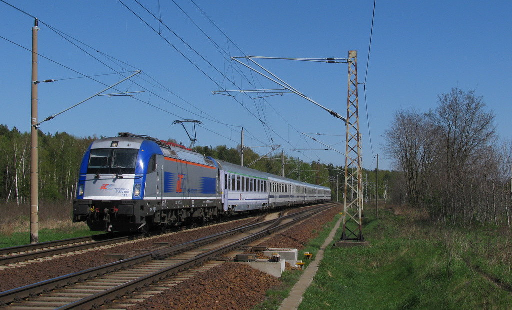 370 008 zog dann ihren BWE Richtung Berlin an den drei Fotografen vorbei in den Bahnhof Pillgram hinein. 20.04.2011