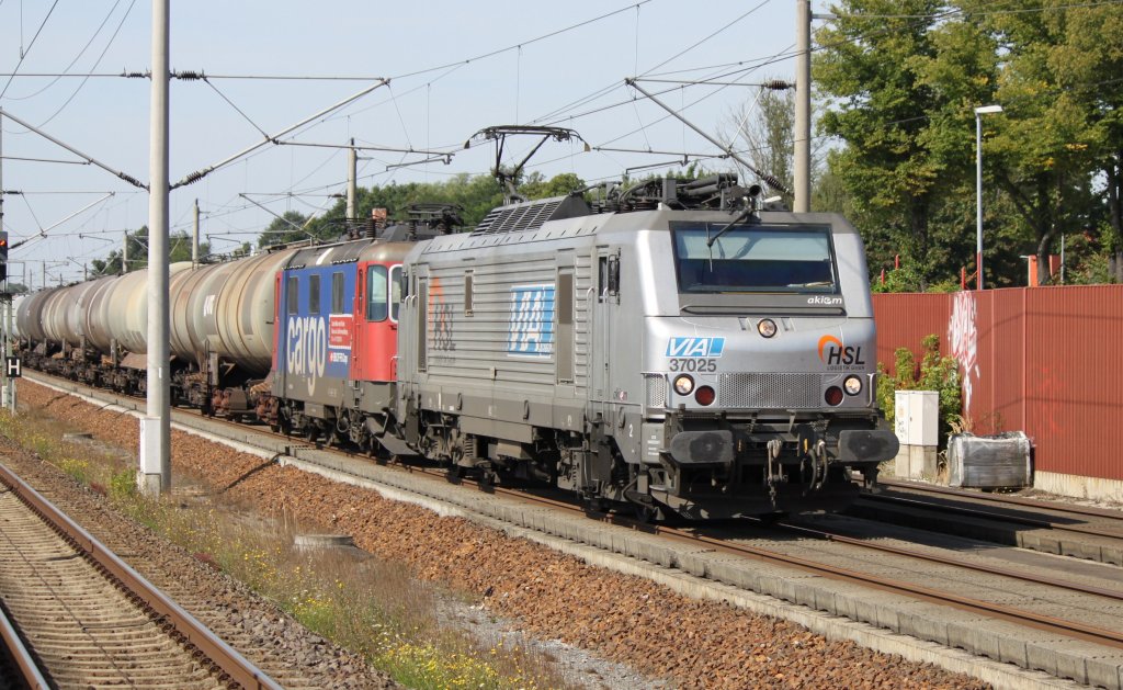 37025 Akiem mit Kesselwagenzug in Rathenow am 18.08.2012,als Wagenlok 421 395-5 SBB Cargo