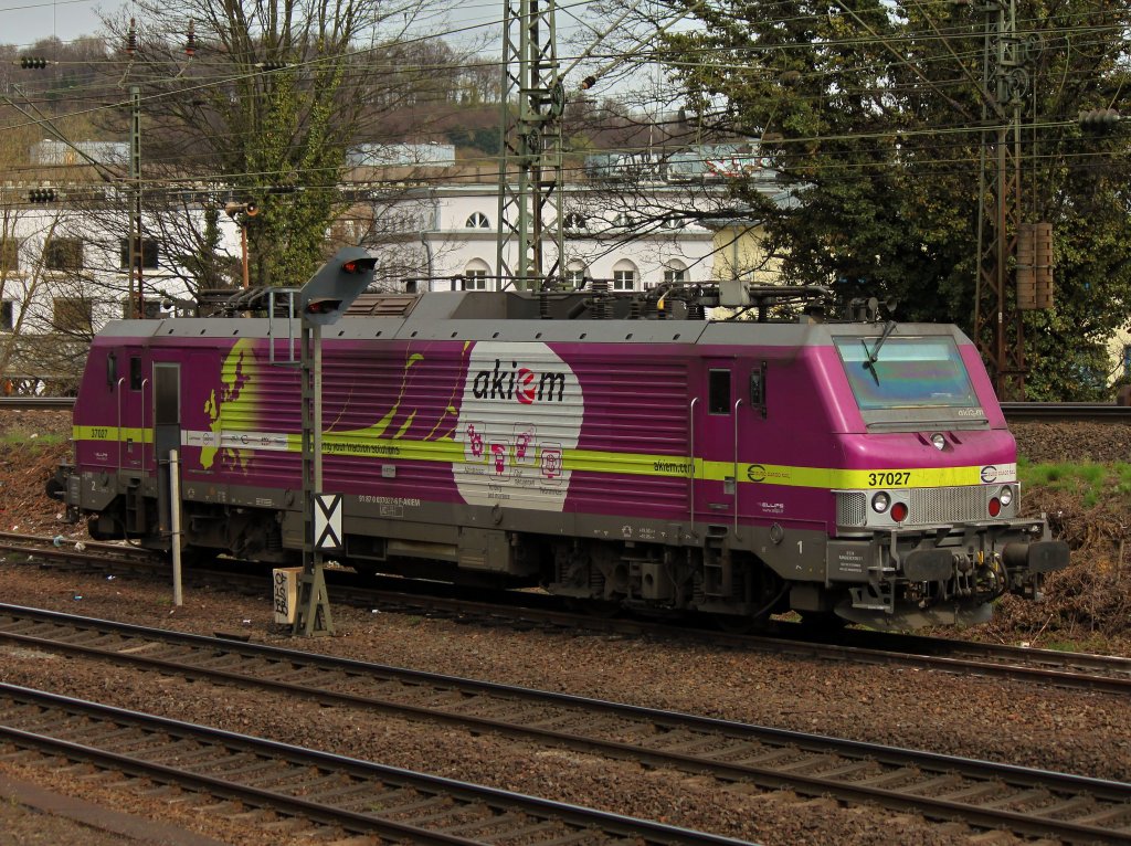 37027 am 02.04.2012 in Aachen West. Die klallbunte Lok ist von Akiem, fhrt aber fr Euro Cargo Rail (ECR).
