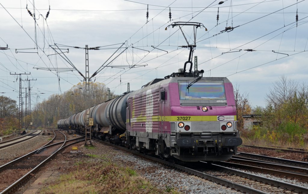 37027 bef�rderte am 10.11.12 einen Kesselwagenzug durch Leipzig-Thekla Richtung Engelsdorf.