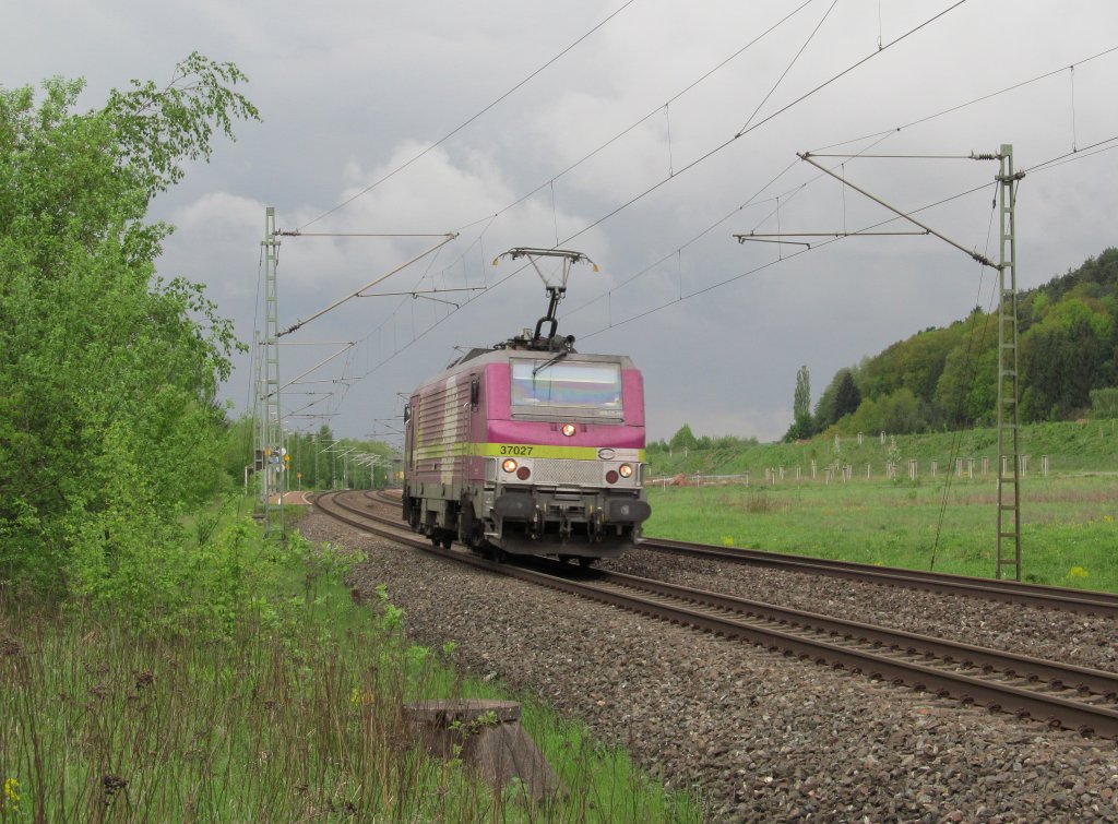 37027 von EuroCargoRail/Akiem ist am 6. Mai 2012 als Tfzf bei Neuses in Richtung Kronach unterwegs.