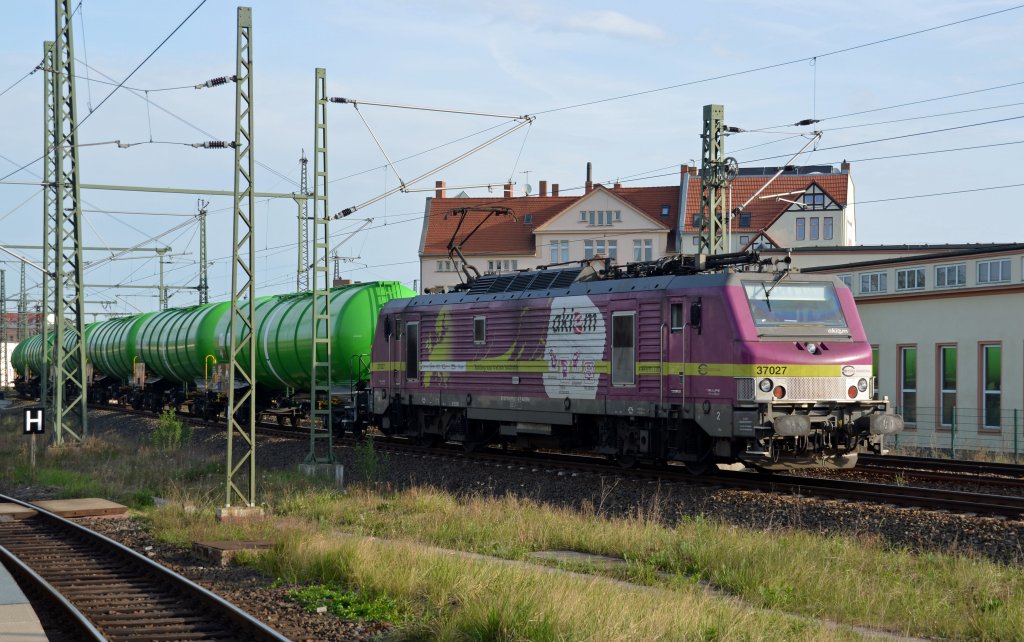 37027 zog am 28.04.12 einen Ganzzug tschechischer Kesselwagen aus dem Rbf Halle(S) vorbei am Hbf Halle(S). Fotografiert vom Bahnsteig aus.