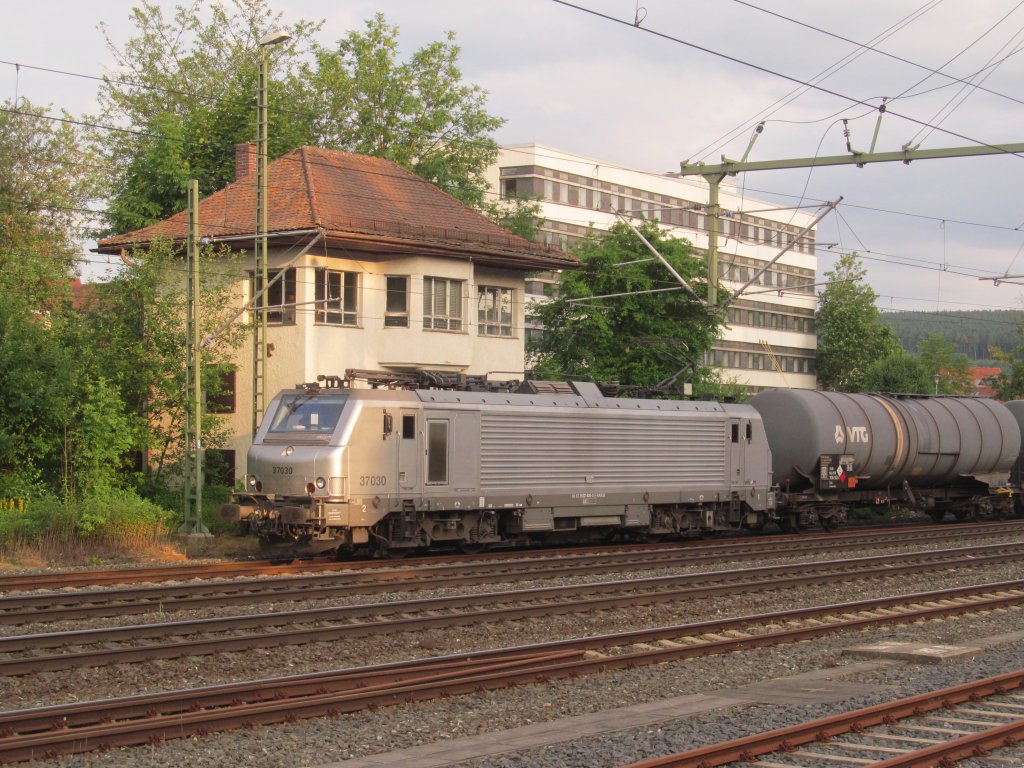 37030 von Akiem steht am 12. Juli 2013 mit einem Kesselwagenzug in Kronach.