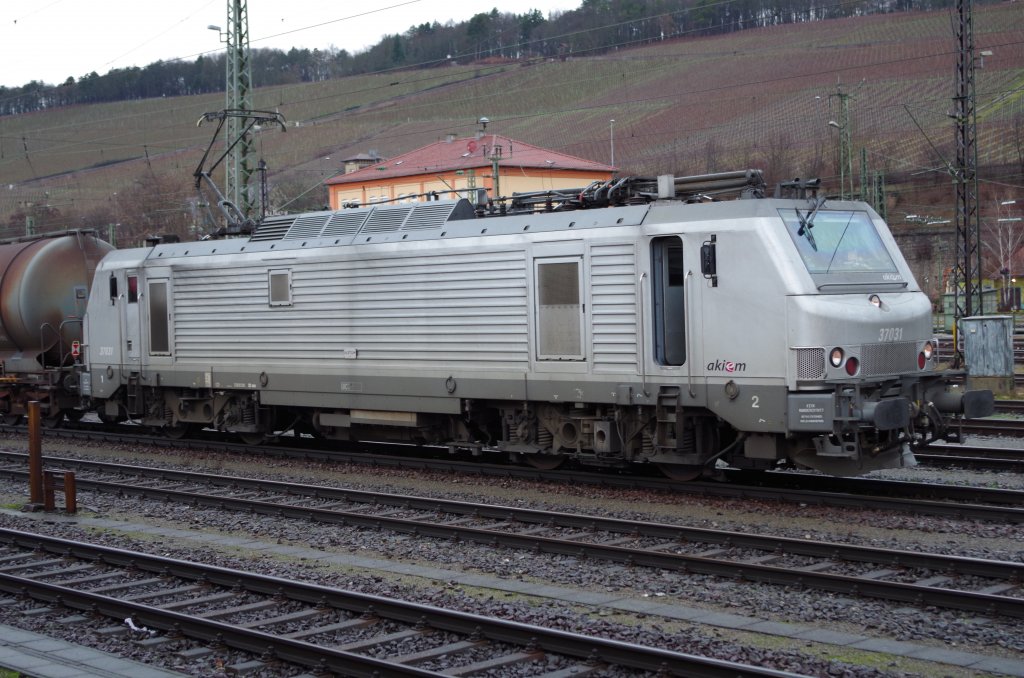 37031 steht am 27.12.2012 mit einem Kesselwagenzug in Wrzburg Hbf. 