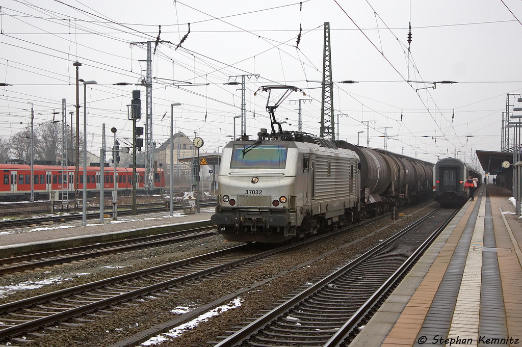 37032 Akiem fr CTL Logistics GmbH mit einem Kesselzug  Umweltgefhrdender Stoff, flssig , bei der Durchfahrt in Stendal und in Richtung Abzweig Staffelde weiter fuhr, wo der Zug auf die Schnellfahrstrecke einfdeln wird und in Richtung Rathenow weiter fuhr. 16.02.2013