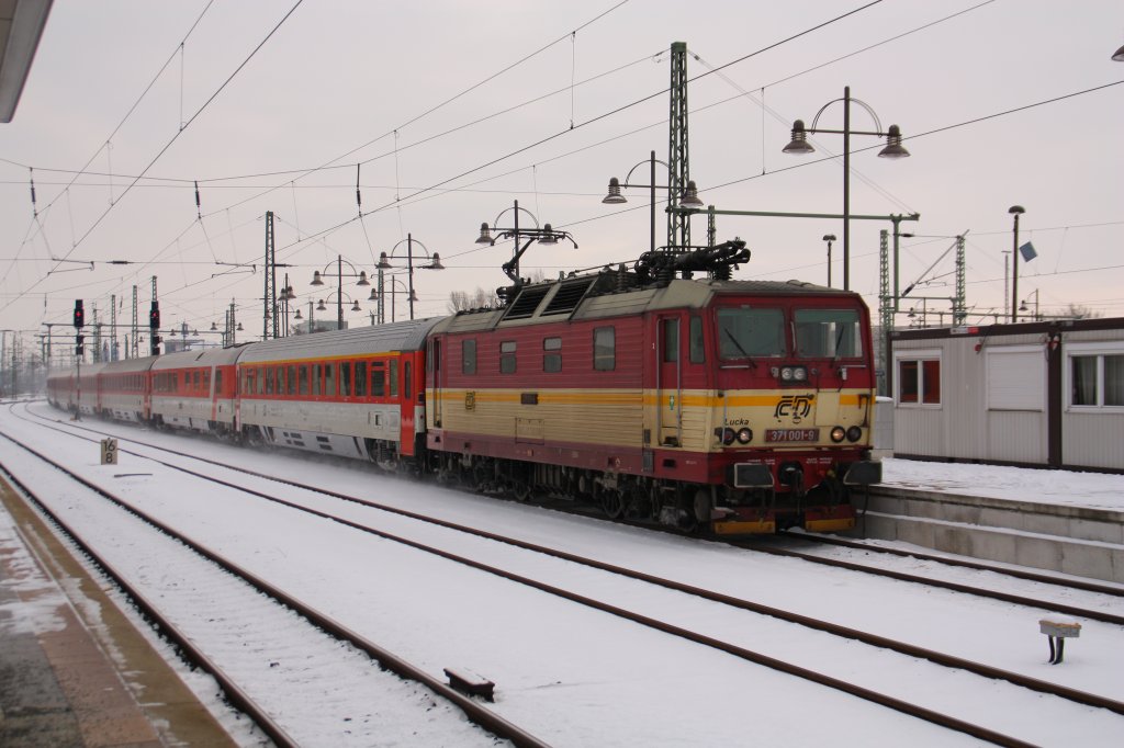 371 001-9 erreicht mit EC 378 von Wien-Praterstern nach Stralsund den Dresdner Hauptbahnhof. Fotografiert am 07.01.2010. 