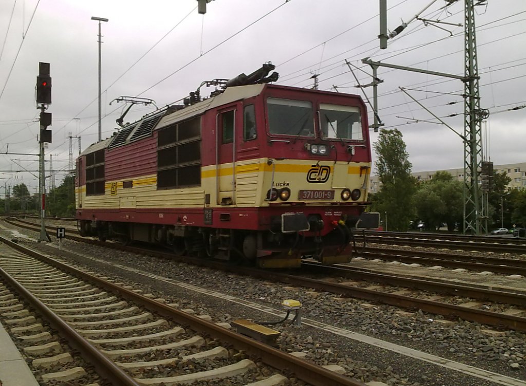 371 001 9 fhrt im Dresdener HBF ein und wartet auf den nchsten Auftrag.
14.08.10