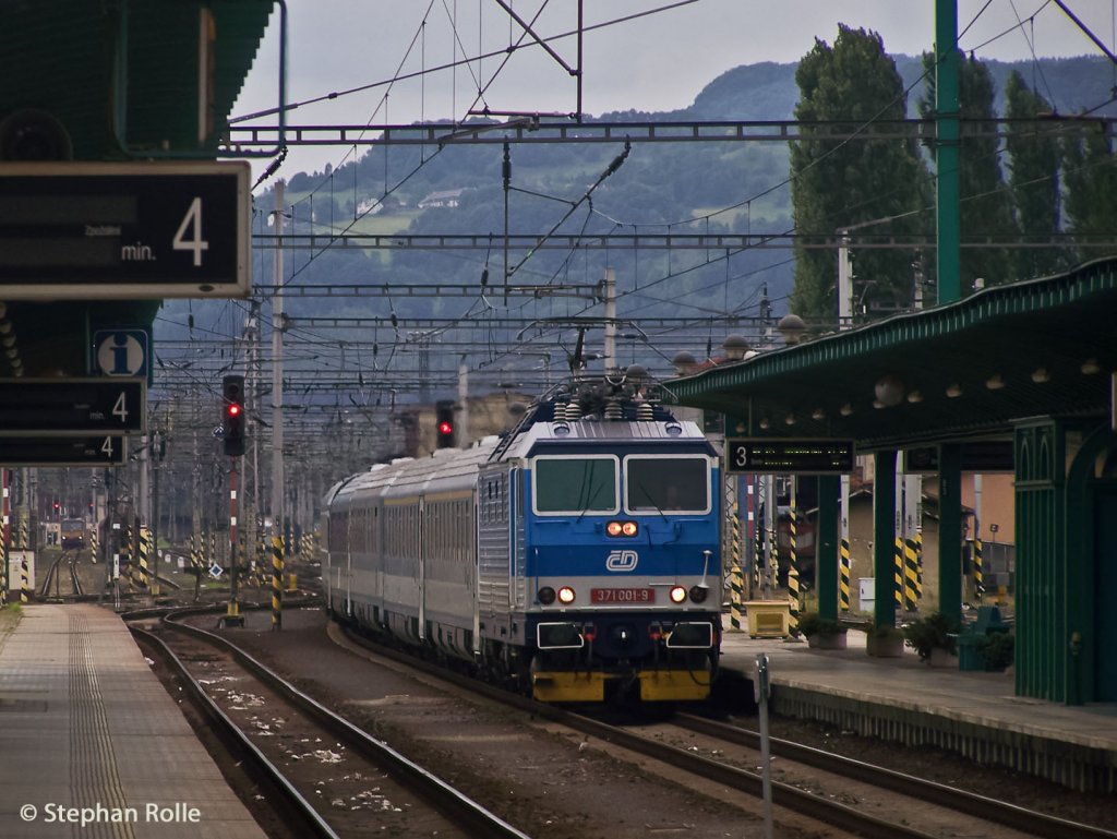 371 001-9 mit EC 174 von Budapest Keleti pu. nach Hamburg Altona fahrend bei Einfahrt in den Bahnhof Děčn hl.n. (15.09.2012). Wie ich finde, ist das die passendste Lok fr diesen Zug - blau mit lichtgrauem Streifen ber die gesamte Lnge.