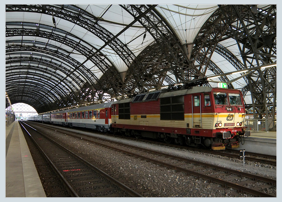 371 001 bei der Ankunft mit EC 172 in Dresden Hbf am 15.09.2010