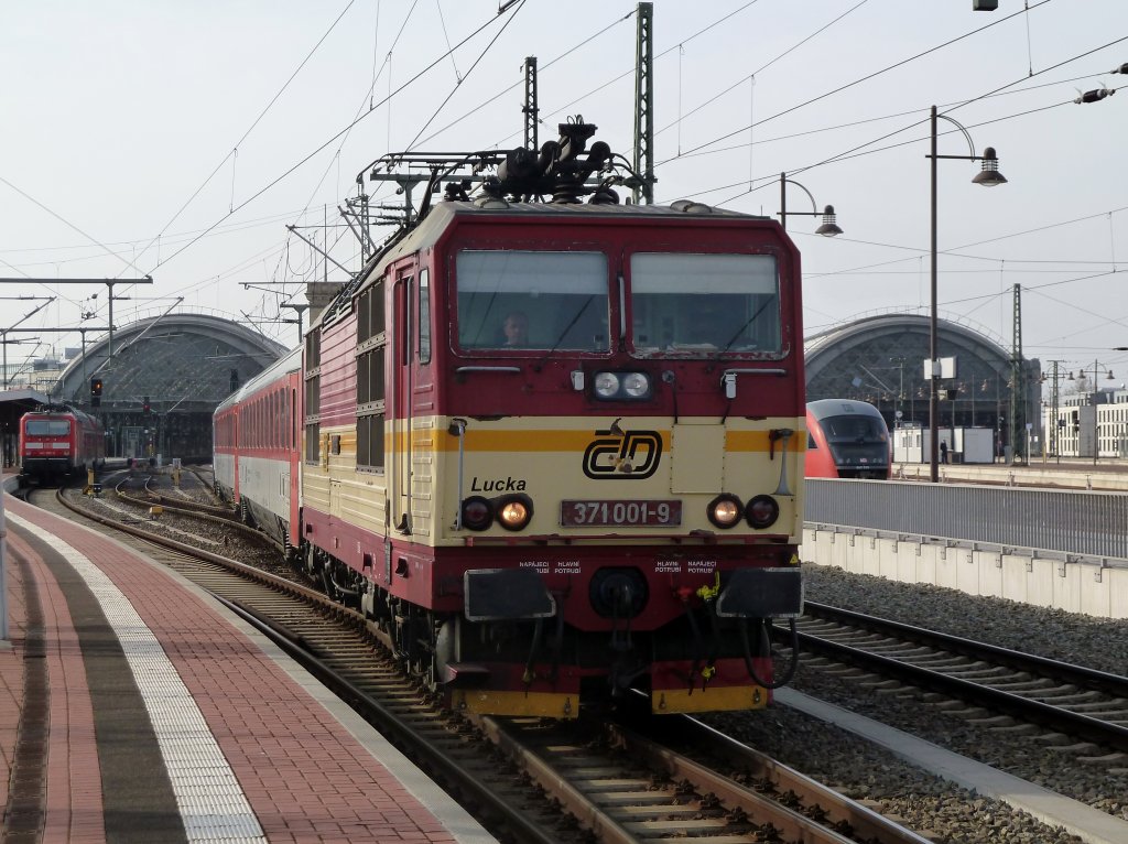 371 001 bei der Ausfahrt aus dem Dresdner Hauptbahnhof Unterwegs nach Prag.
12.03.11