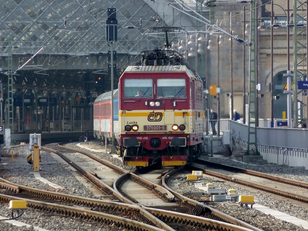 371 001 Lucka macht sich auf den Weg nach Prag.
Dresden Hauptbahnhof 12.03.11