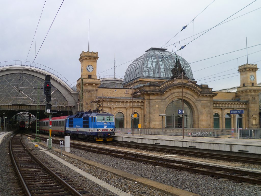 371 001 (mit der neuen Lackierung) steht mit dem EC am 01.01.13 in Dresden Hbf zur Abfahrt bereit.