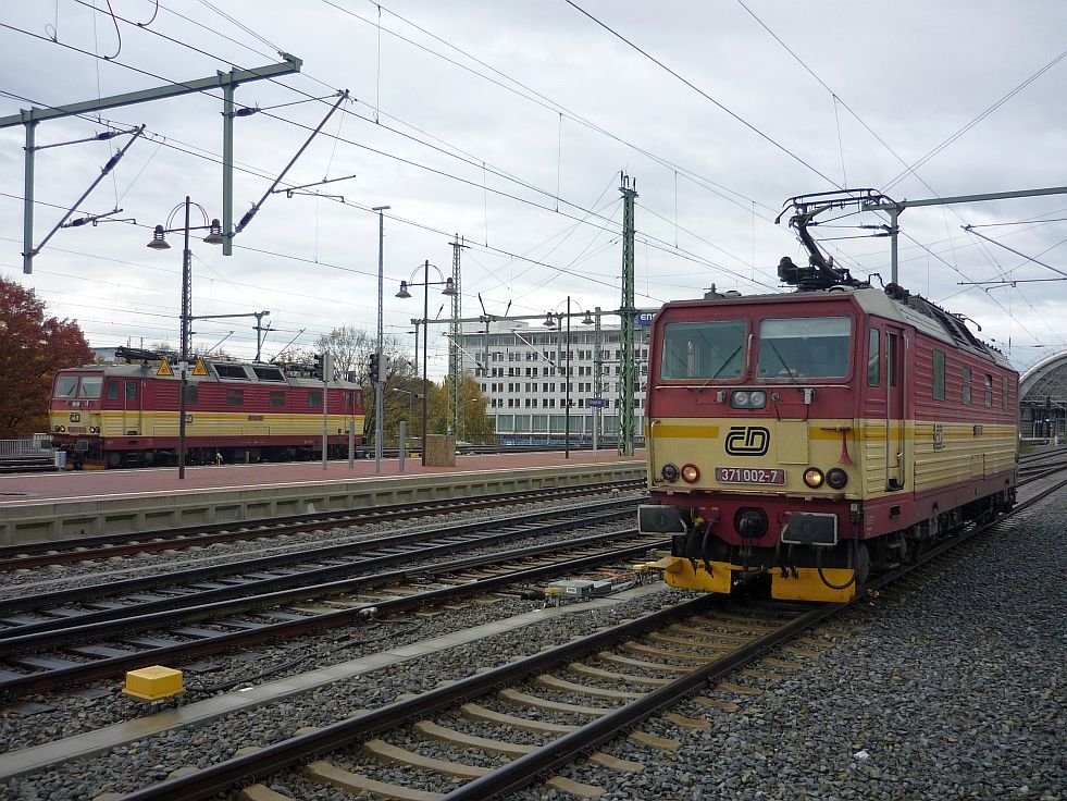 371 002 und 371 015 warten am 04.11.2009 auf neue Aufgaben am Dresdner Hauptbahnhof.