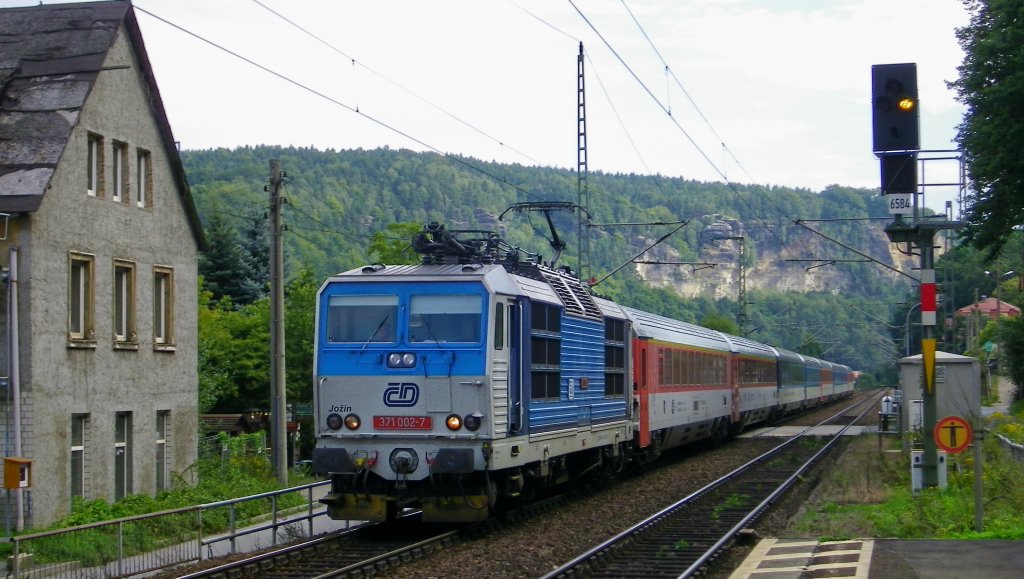 371 002-7 am 7.9.12 mit einem IC aus Richtung Tschechien, hier bei der Durchfahrt in Stadt Wehlen (S�chs. Schweiz) 