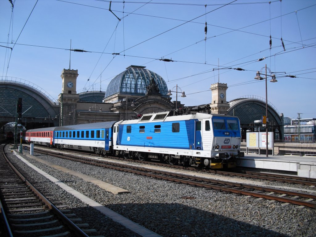 371 002-7 bei der Ausfahrt in Dresden Hbf nach Budapest-keleti pu am 03.04.11.